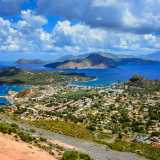 Isole Eolie � L'arcipelago a nord-est della costa siciliana conta sette isole che si caratterizzano per il mare blu e l�incredibile scenario di due vulcani ancora attivi: Vulcano e Stromboli